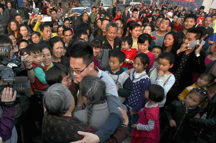 宜昌4岁男孩被拐 26年后母子终团聚感动全村 